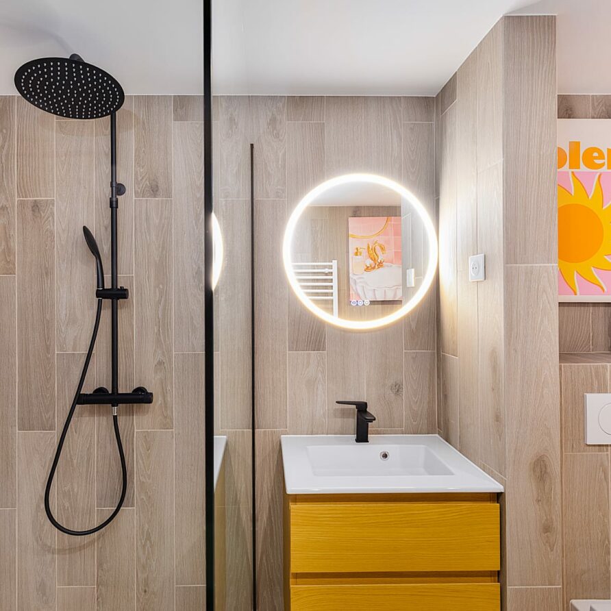 Salle de bain moderne dans un appartement meublé en location courte durée à Neuilly-sur-Seine