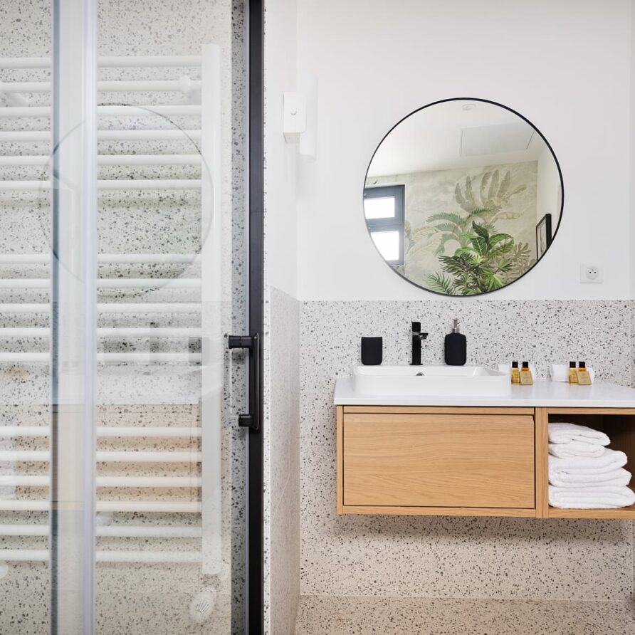 Salle de bain moderne du studio 2.1 à Paris