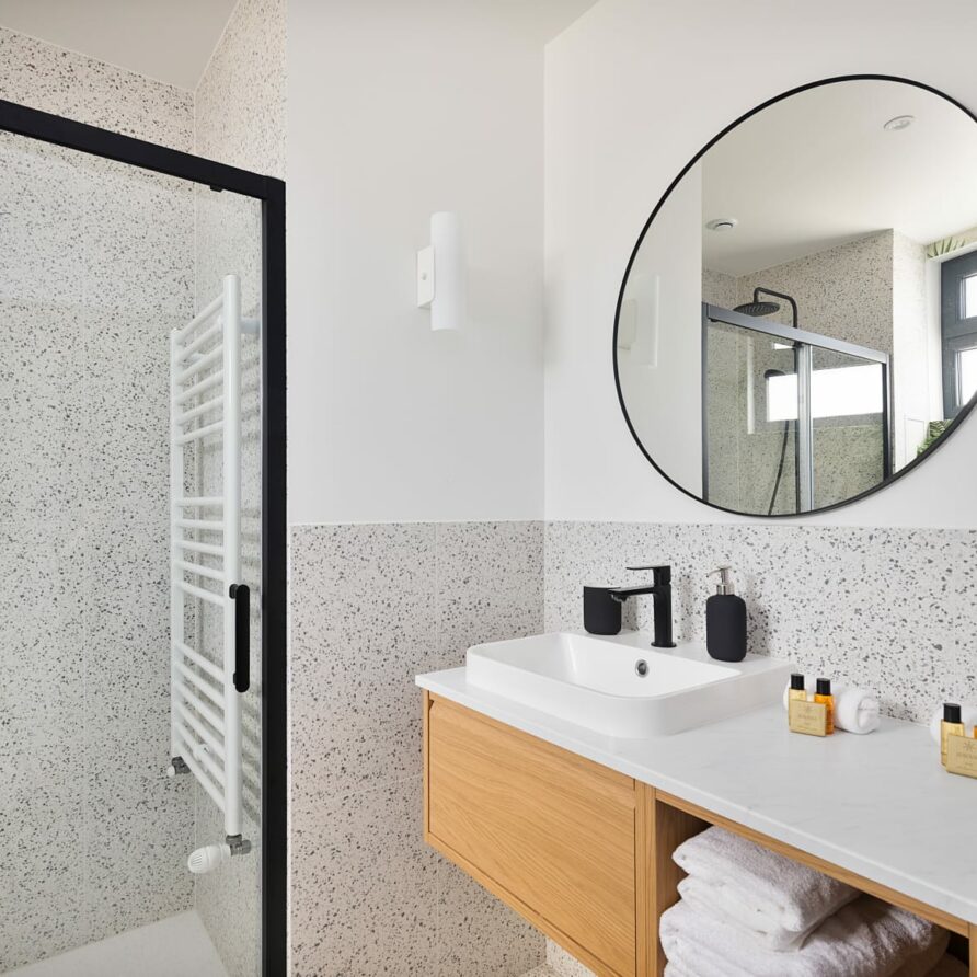 Salle de bain moderne du studio 2.1 à Paris