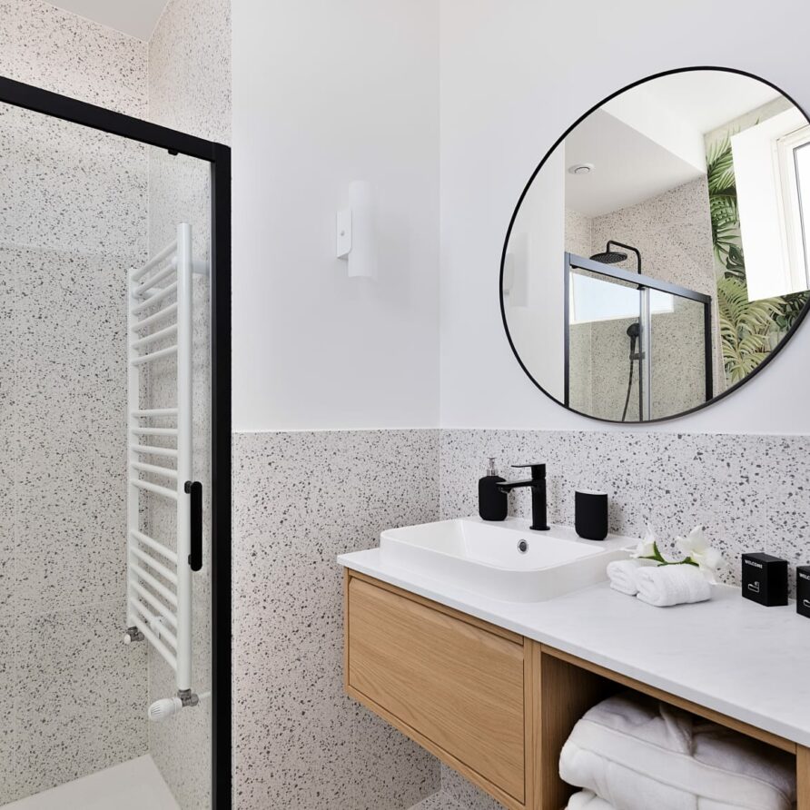 Salle de bain contemporaine du studio 3.1 à Paris